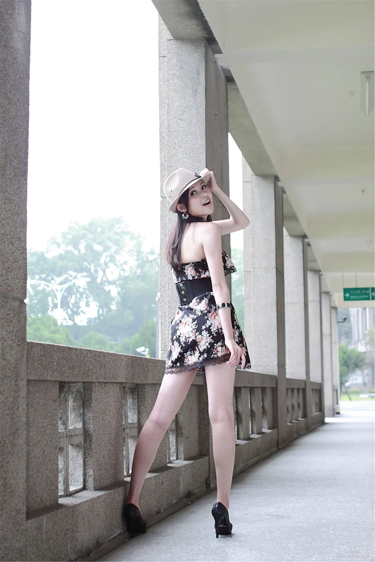 台湾模特Avy杜可薇《时尚连衣裙街拍》写真集