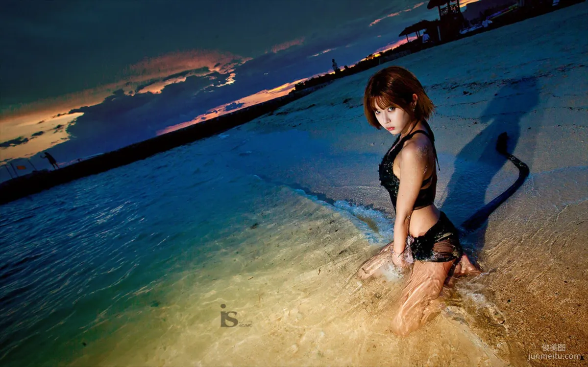 许允美《沙滩唯美蕾丝》写真集