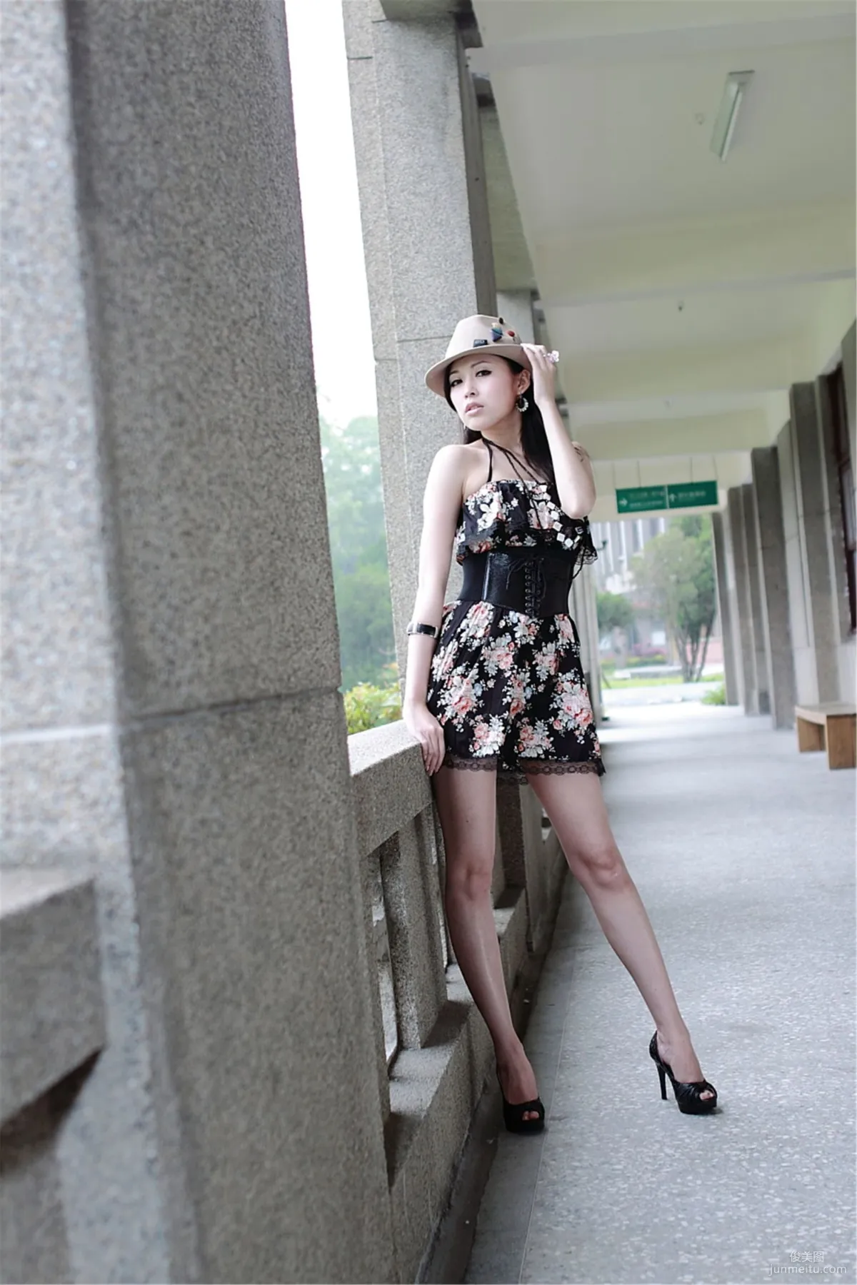 台湾模特Avy杜可薇《时尚连衣裙街拍》写真集