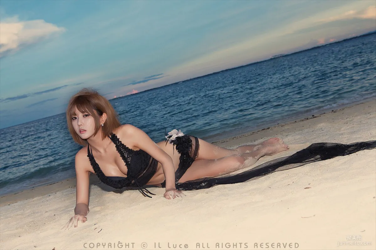 许允美《沙滩唯美蕾丝》写真集