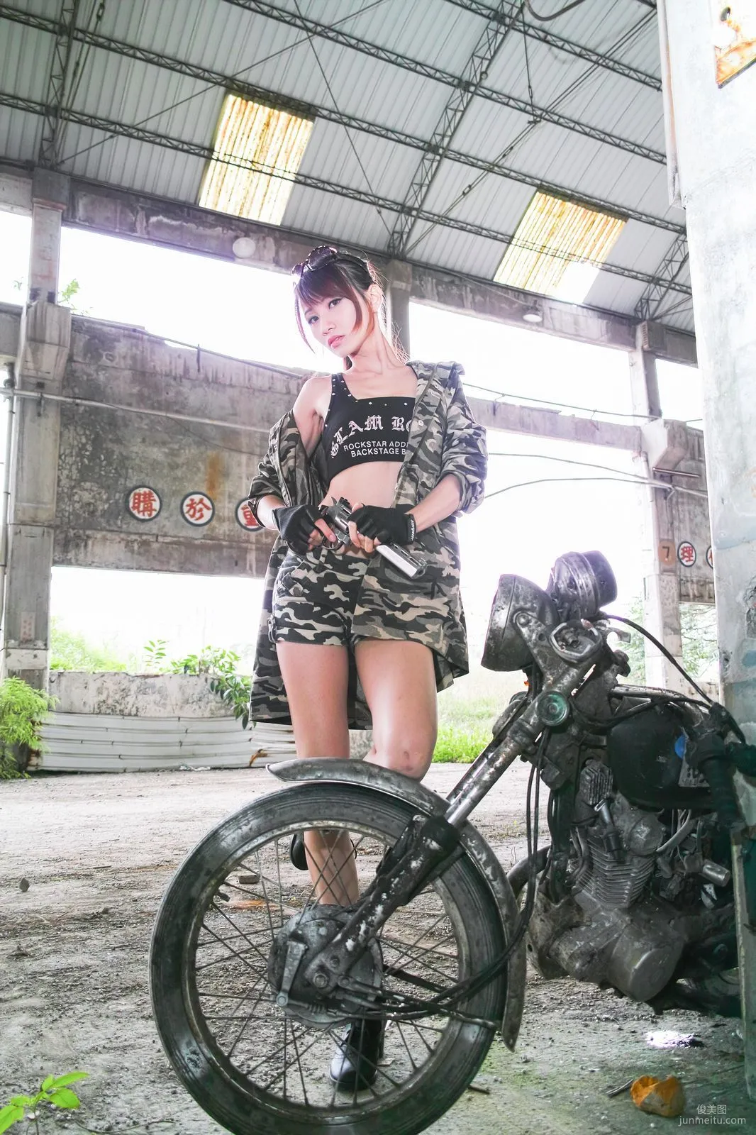 台湾美女蔡译心Candice《南港廢墟外拍》写真集