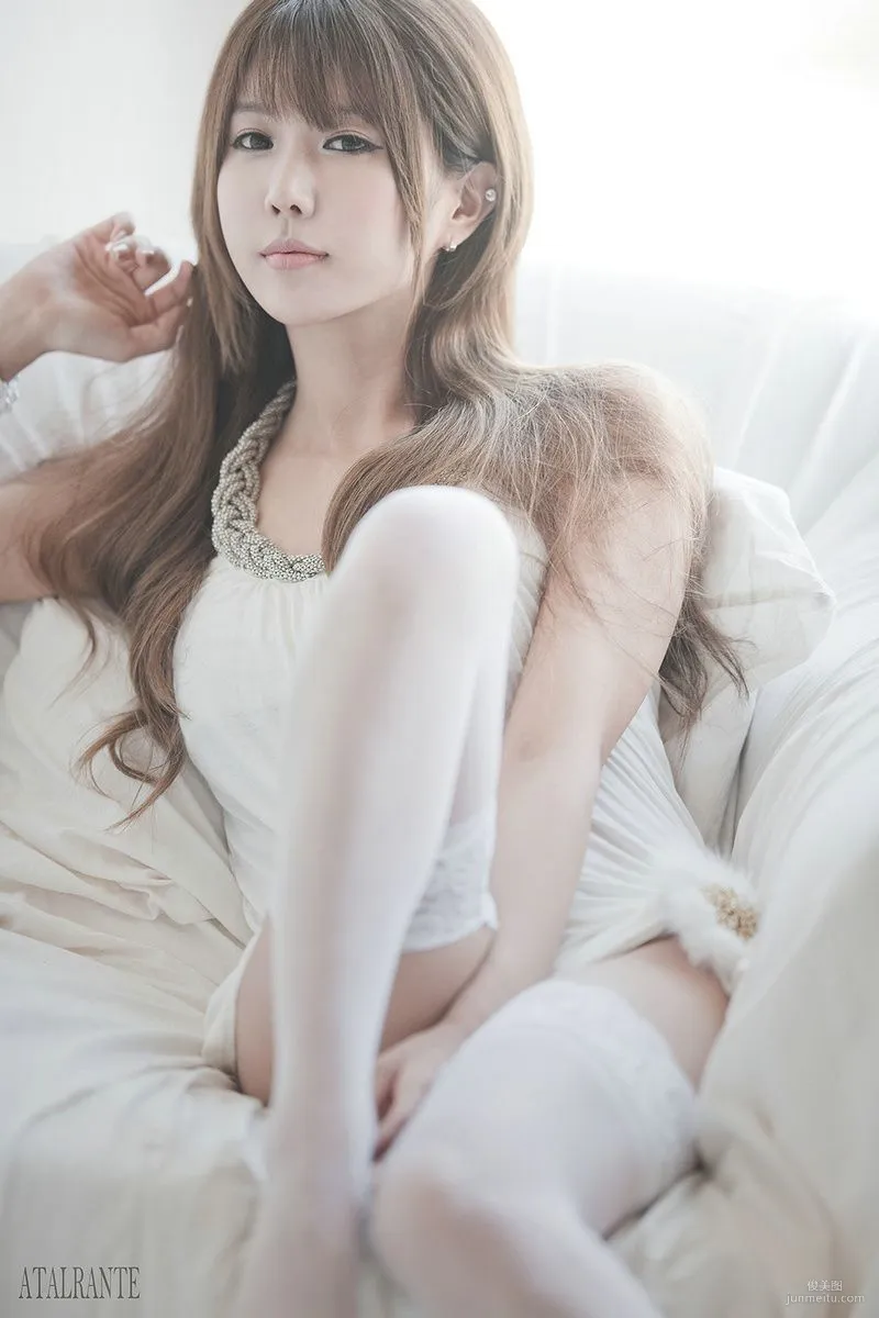 韩国妹子许允美《极品白丝天使》写真集