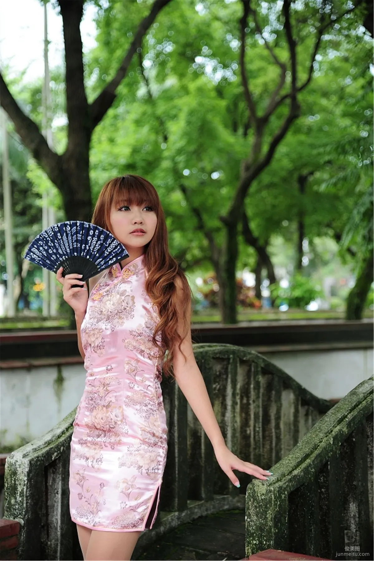 台湾妹子棠棠《林家花園古典旗袍外拍》写真集