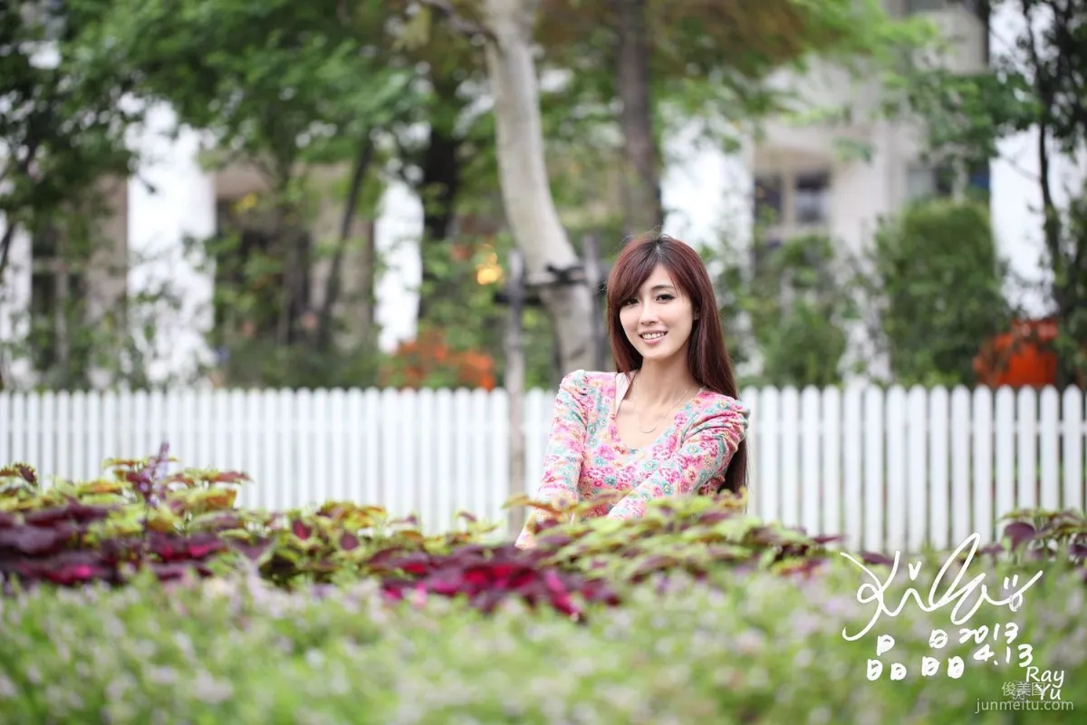 台湾美女廖挺伶/Kila晶晶《花色超短裙街拍》写真集