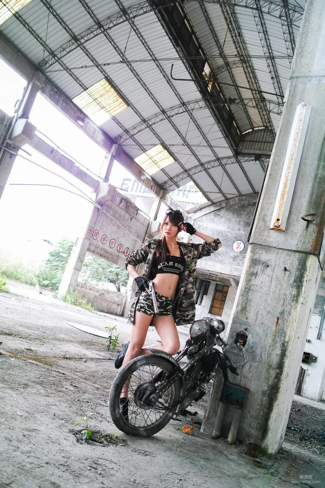 台湾美女蔡译心Candice《南港廢墟外拍》写真集