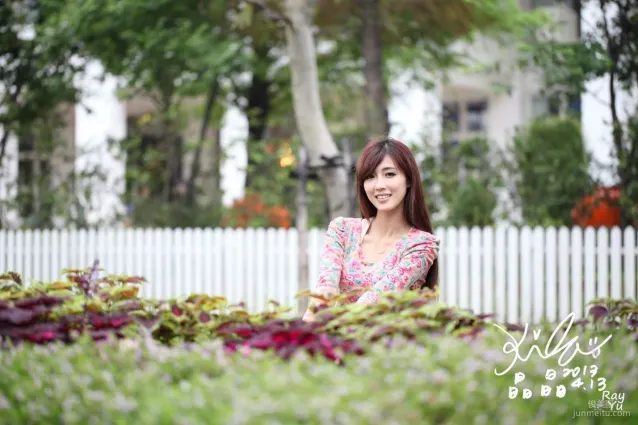 台湾美女廖挺伶/Kila晶晶《花色超短裙街拍》写真集