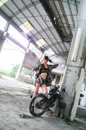 台湾美女蔡译心Candice《南港廢墟外拍》写真集