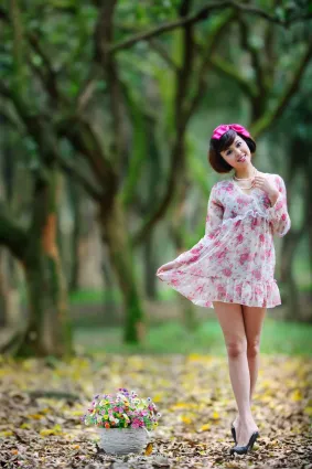 台湾妹子尹芝《唯美花色连衣裙外拍》写真集
