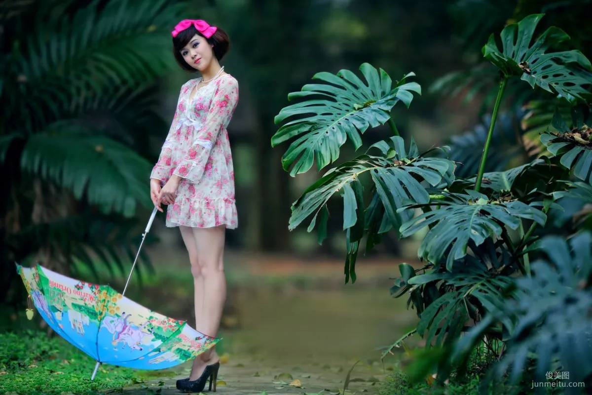 台湾妹子尹芝《唯美花色连衣裙外拍》写真集
