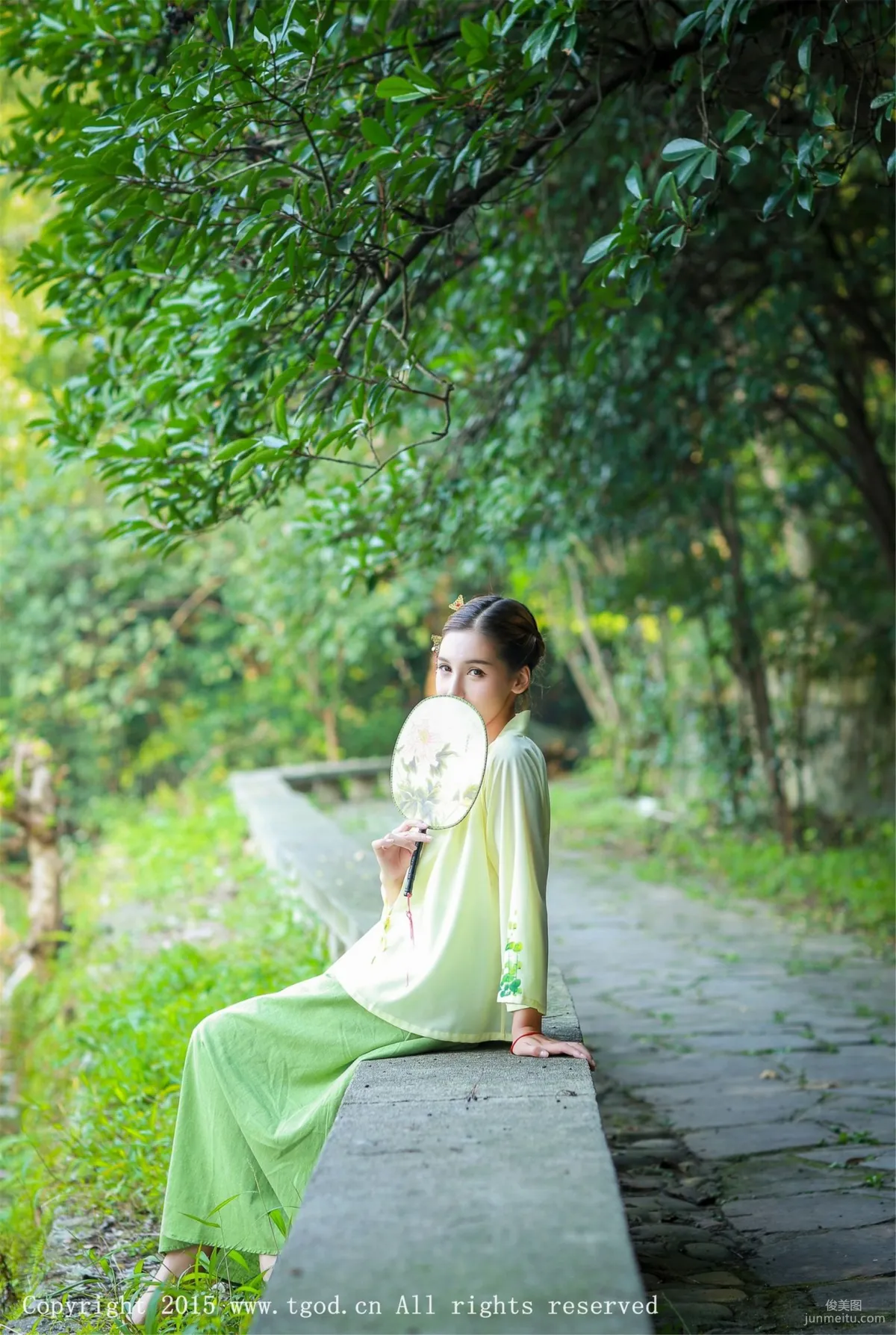 艾希ICE《女神身着清新汉服 从湖畔缓缓走来》 [TGOD推女神] 写真集