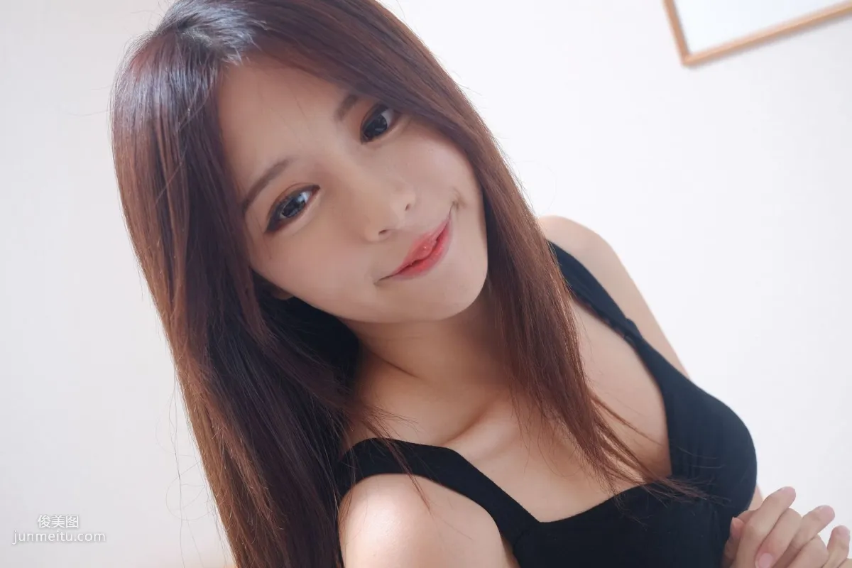 网红嫩模张齐郡JULIE《甜美吊带女神》写真集