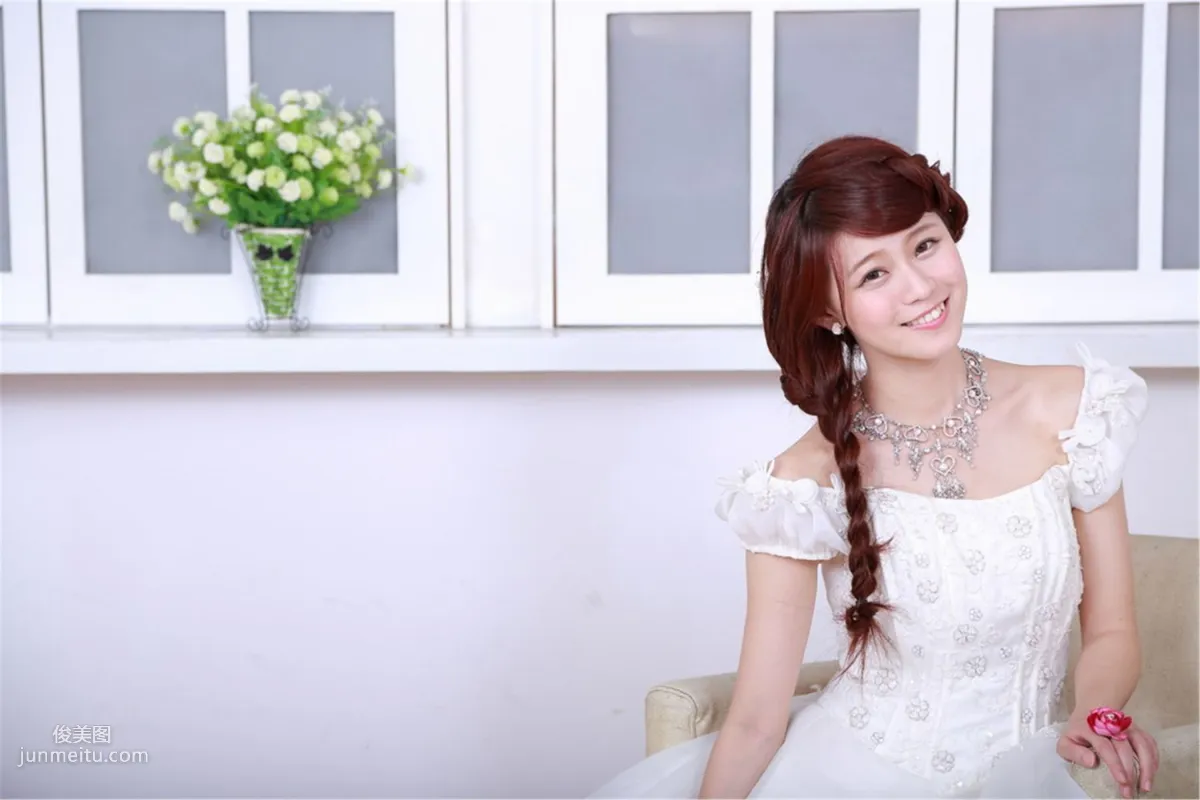 台湾清纯妹子白白/李依璇《机电系女孩婚纱棚拍》写真集