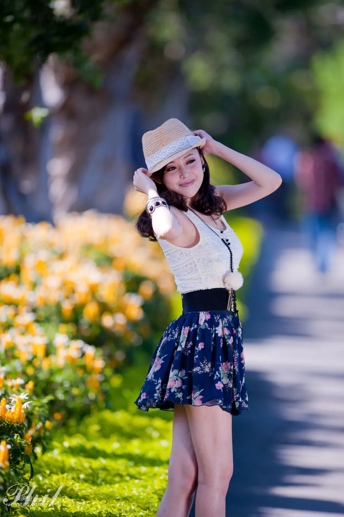 Beautyleg腿模Avy《连衣裙公园外拍》写真集