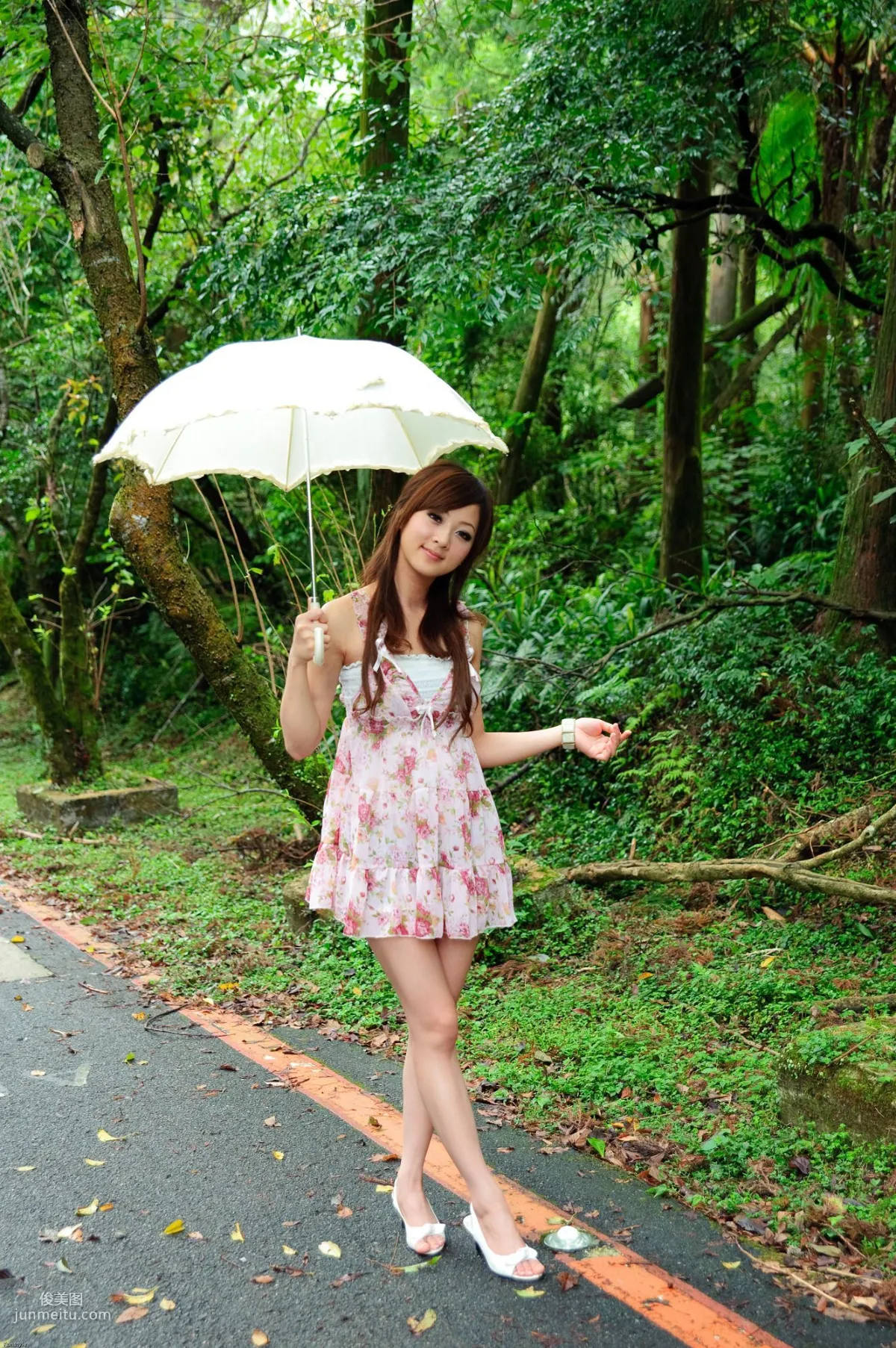 果子MM/Mikako《白色圓舞曲 + 黑色執念》外拍写真集