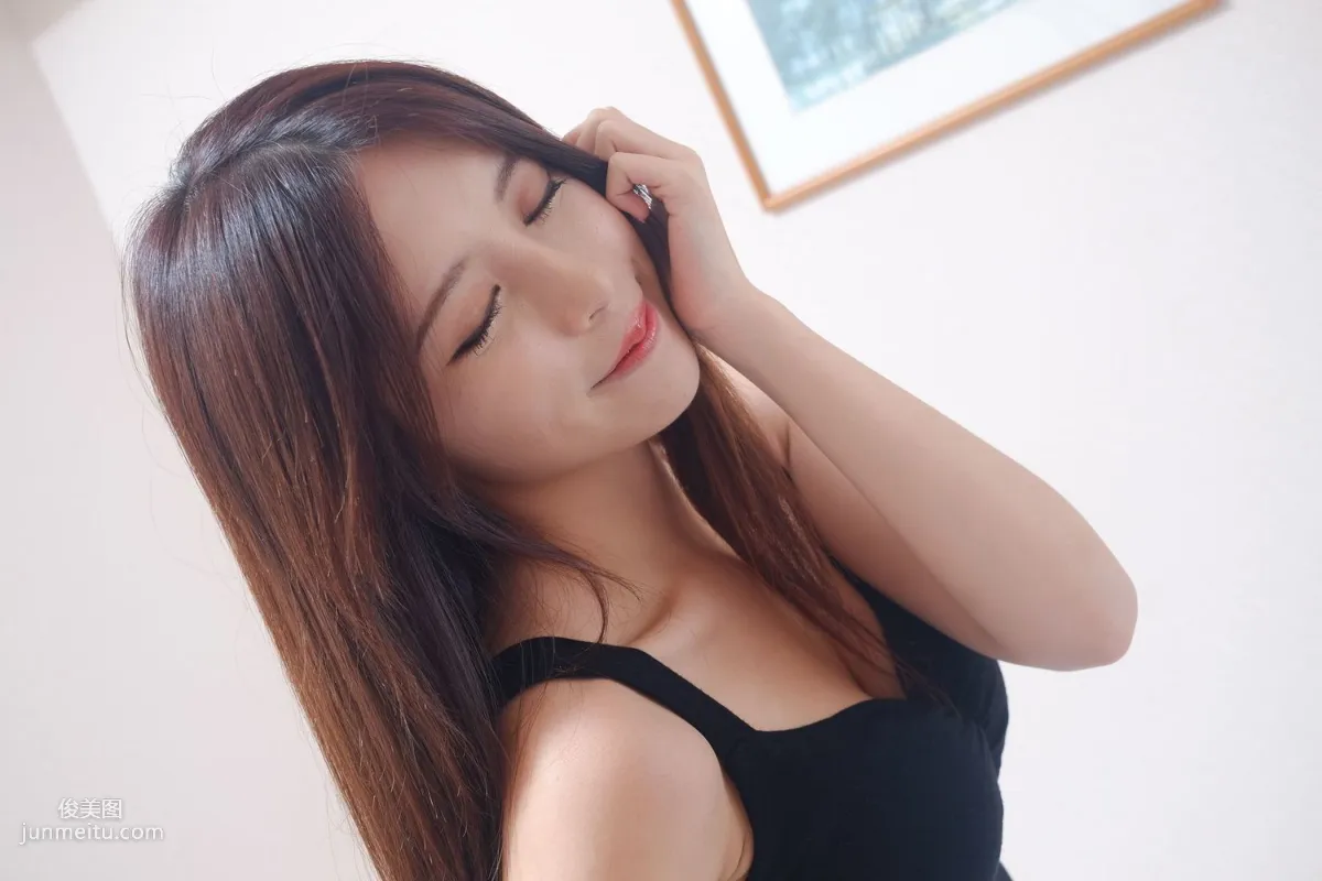 网红嫩模张齐郡JULIE《甜美吊带女神》写真集