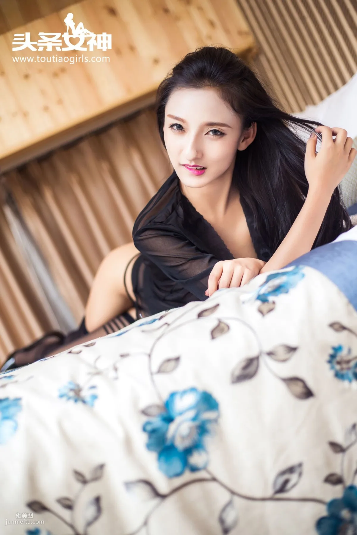 芃芃《薄纱私房露出》 [头条女神] 写真集