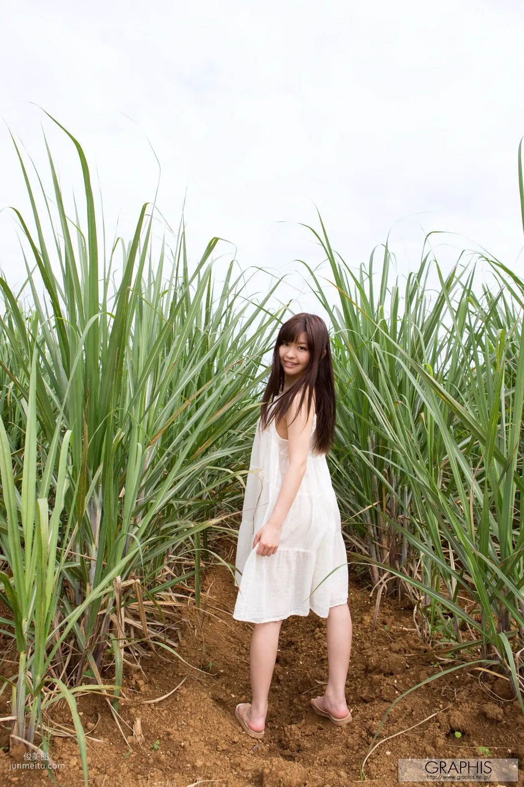 葉山めい/叶山芽衣 [Graphis] First Gravure 初脱ぎ娘 写真集