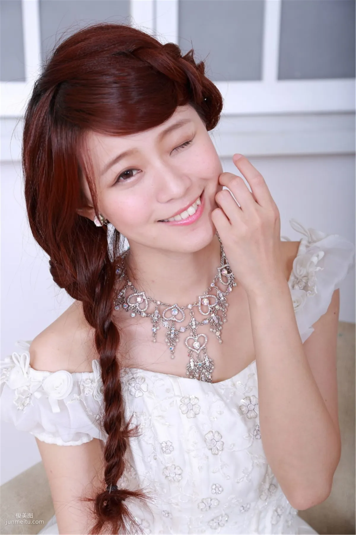 台湾清纯妹子白白/李依璇《机电系女孩婚纱棚拍》写真集