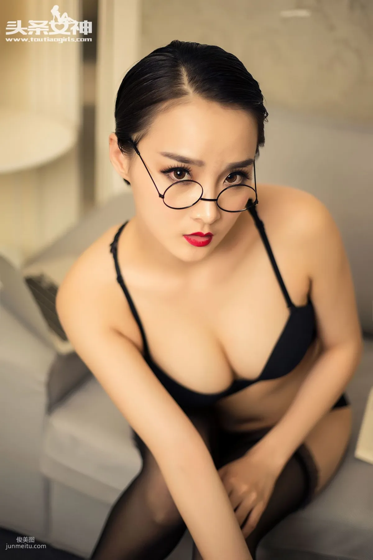 周夕爱《您DE黑丝小秘书》 [头条女神] 写真集