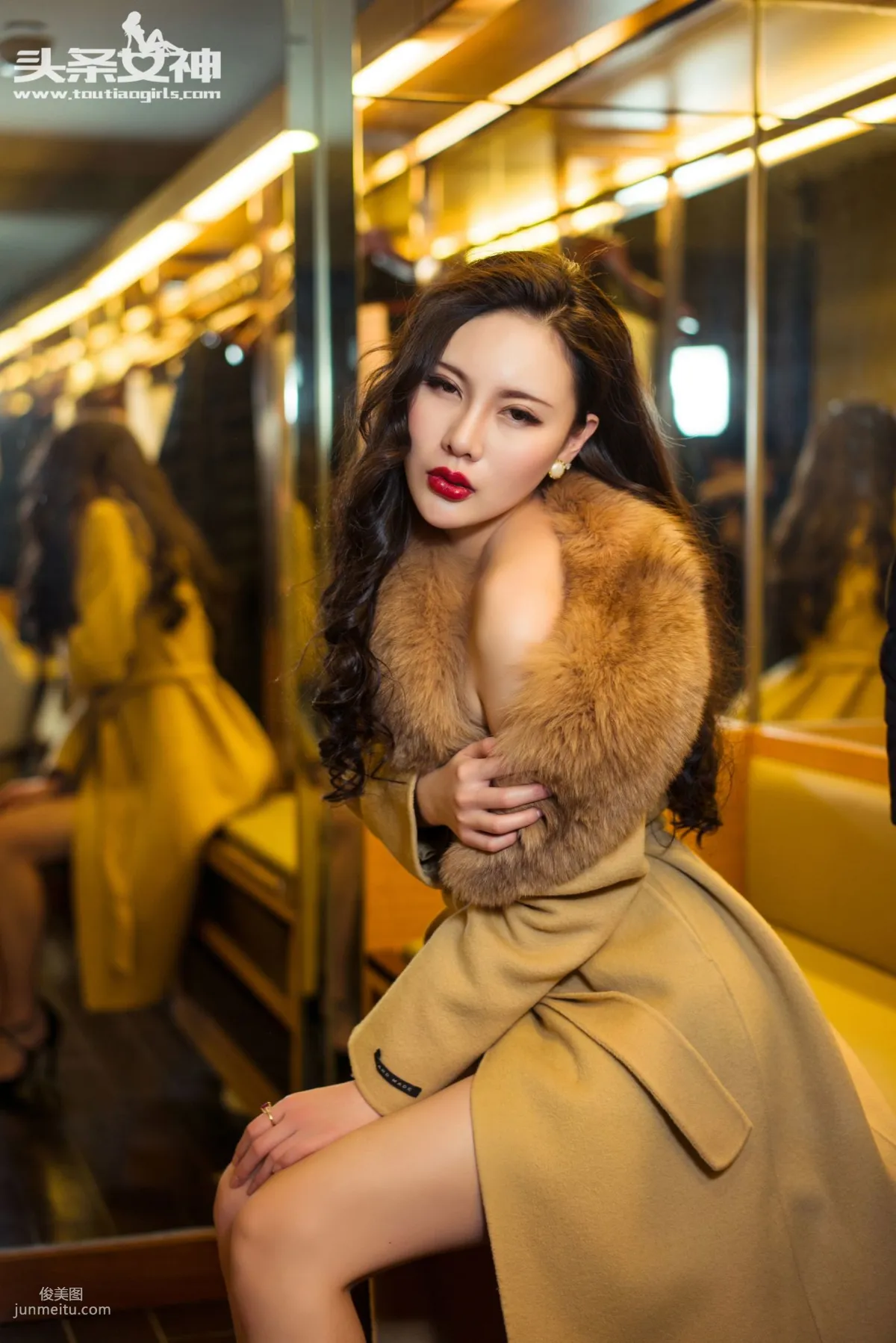 米娅《妖冶美艳OL》 [头条女神] 写真集