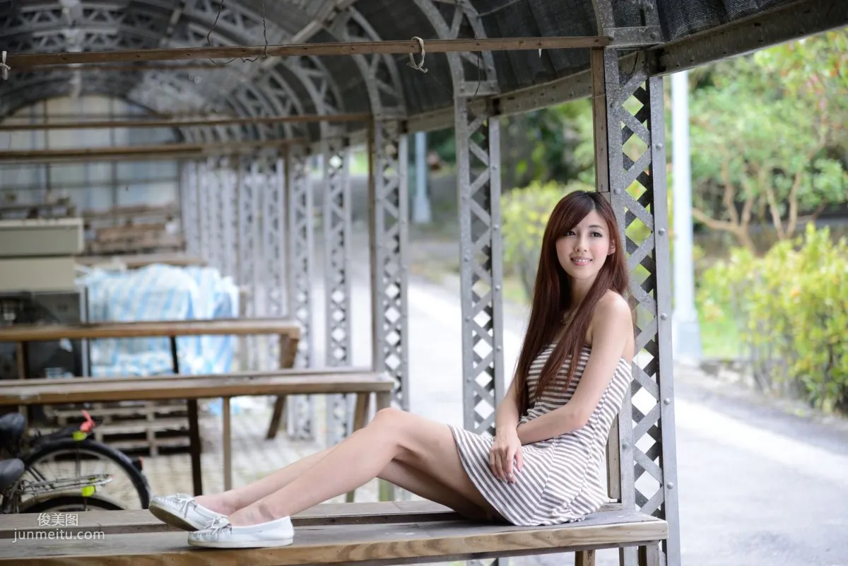 廖挺伶/Kila晶晶《齐B超短裙系列》外拍写真集