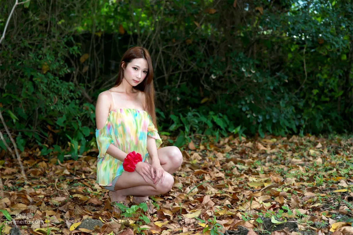台湾妹子林小芭《春游踏青外拍》写真集