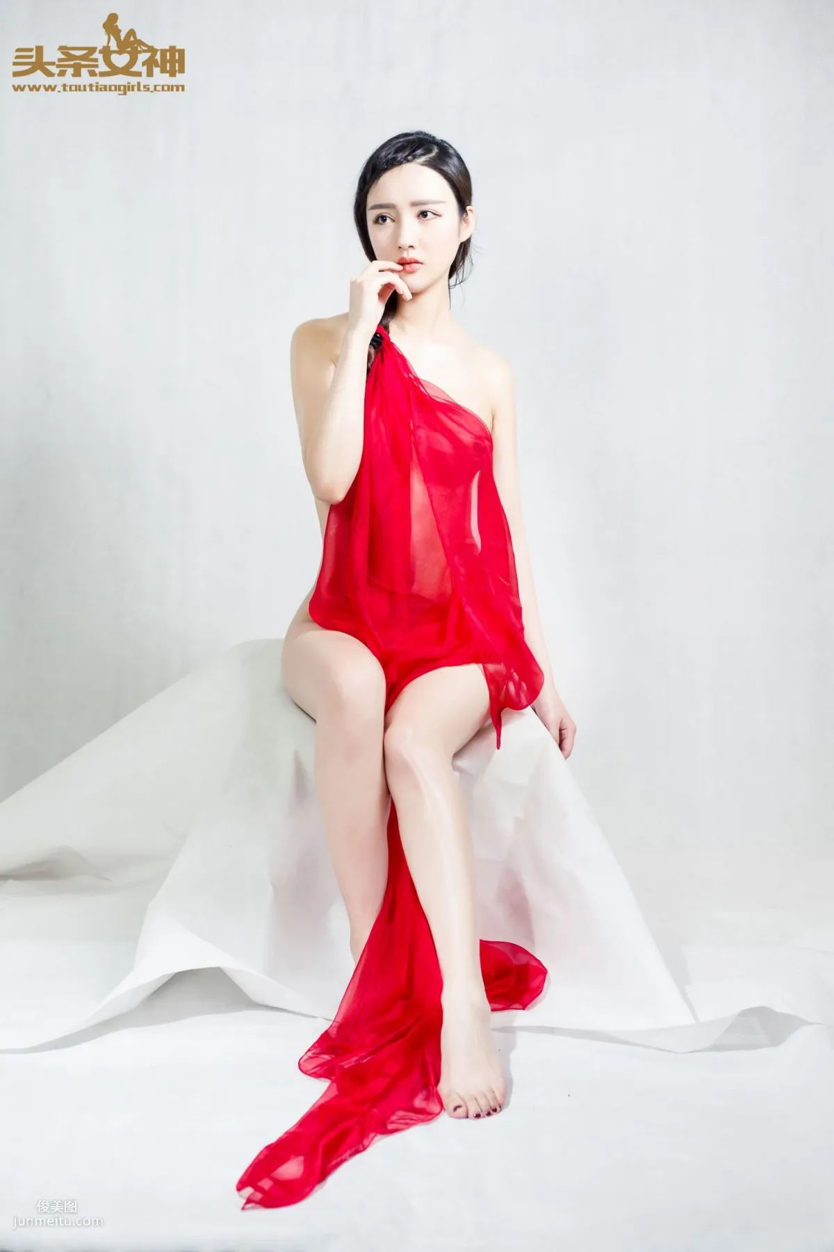 郭婉婷《婉约红菱》 [头条女神] 写真集