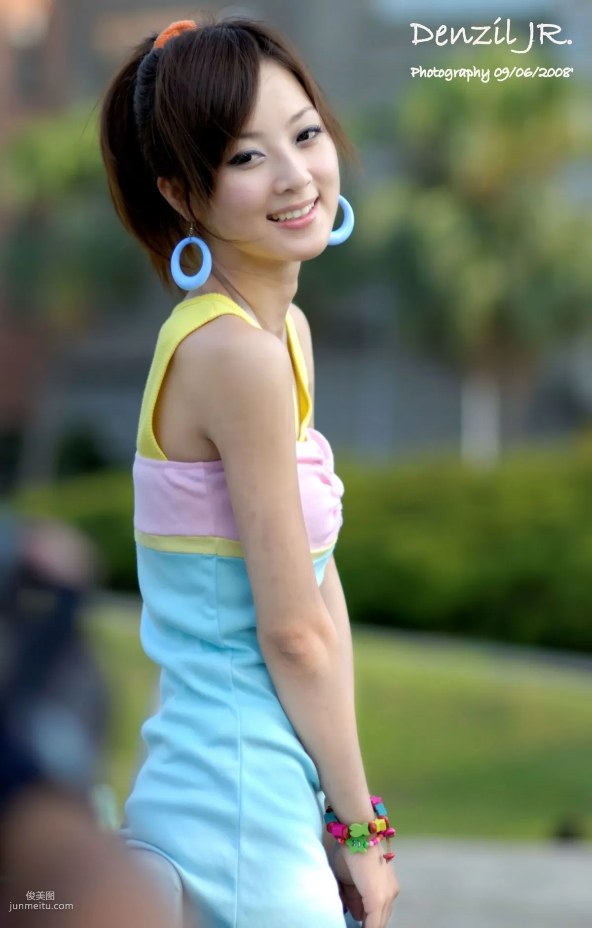 台湾果子MM《Lovely 果子 Fruit with Barbie Attire》吊带连衣裙系列 写真集