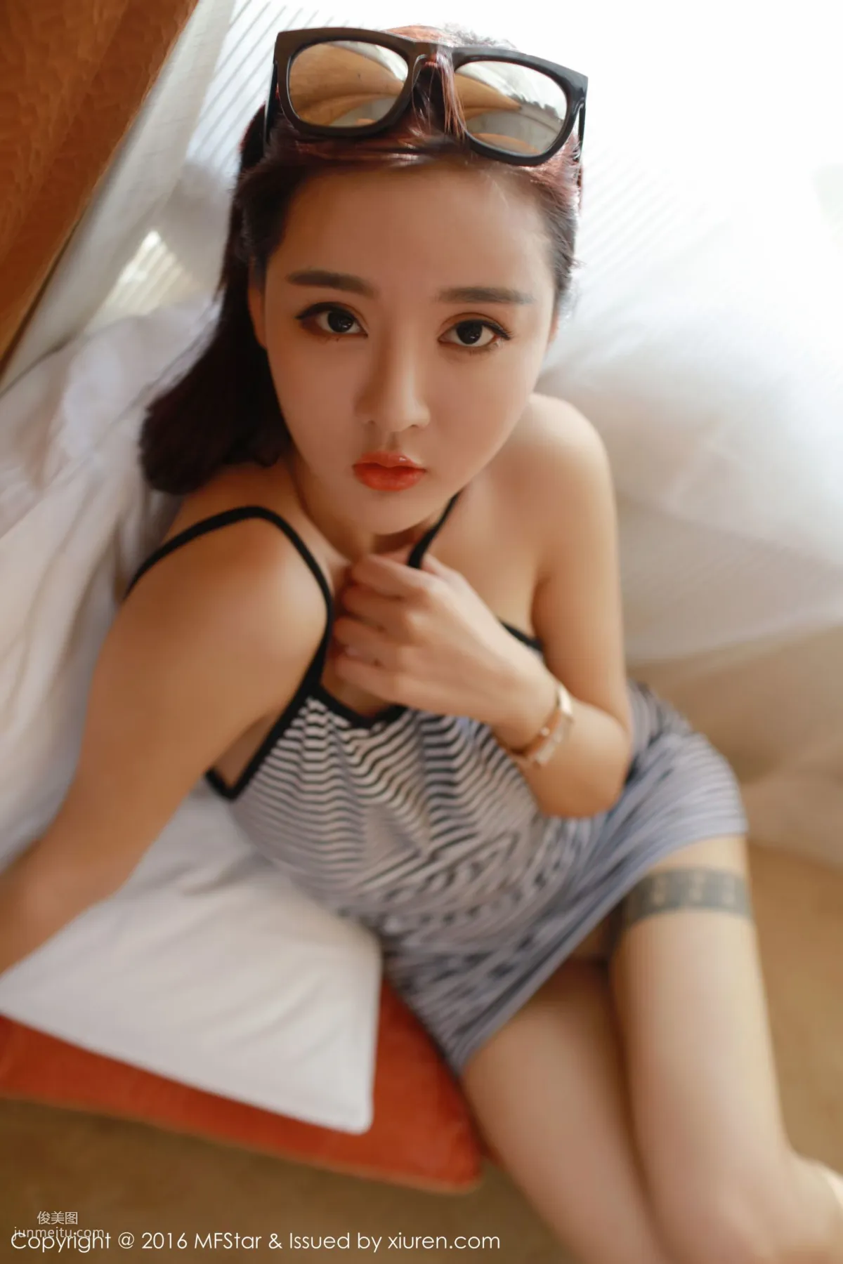 佳佳JiaJia - 五官精致、颜值靓丽且拥有傲人巨乳的美女模特 [模范学院MFStar] Vol.060 写真集