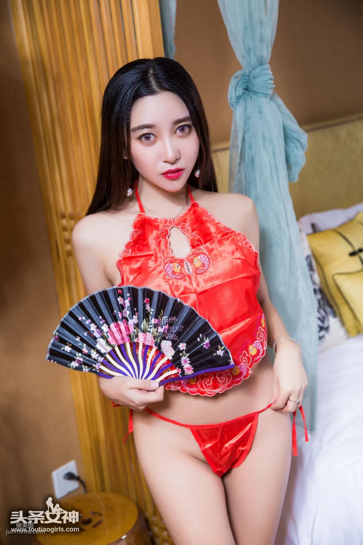 李梓熙《蜜汁痴女 红肚兜》 [头条女神] VIP专享 写真集