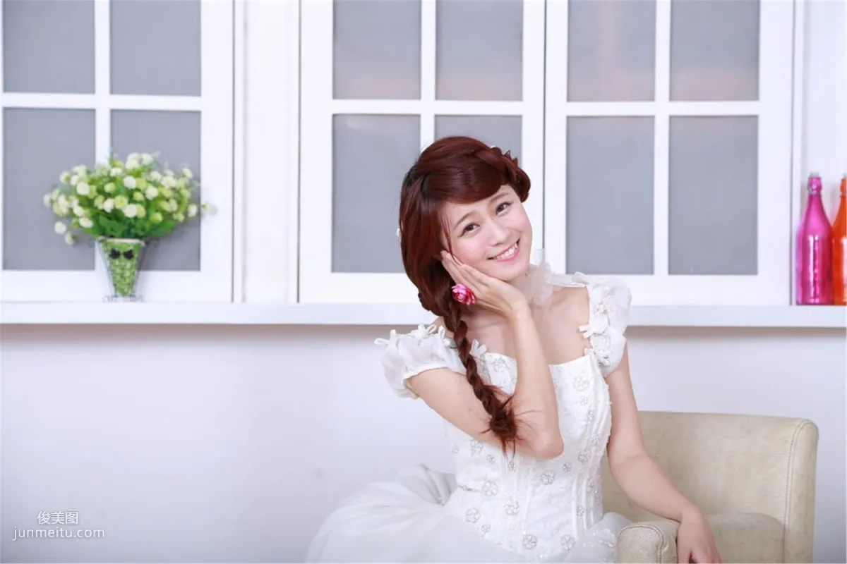 台湾清纯妹子白白/李依璇《机电系女孩婚纱棚拍》写真集