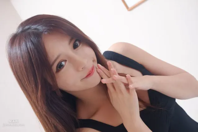 网红嫩模张齐郡JULIE《甜美吊带女神》写真集