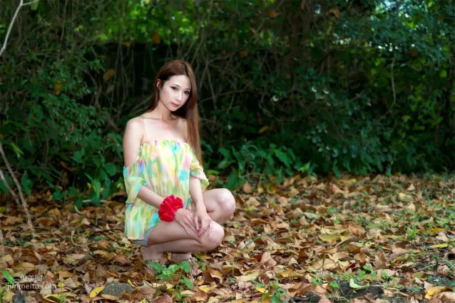 台湾妹子林小芭《春游踏青外拍》写真集