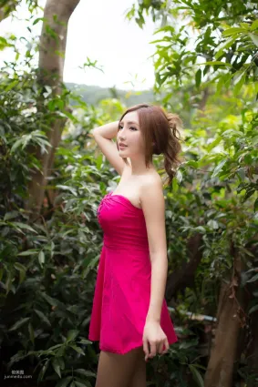Syuan赵芸《极品粉嫩红裙女神》写真集