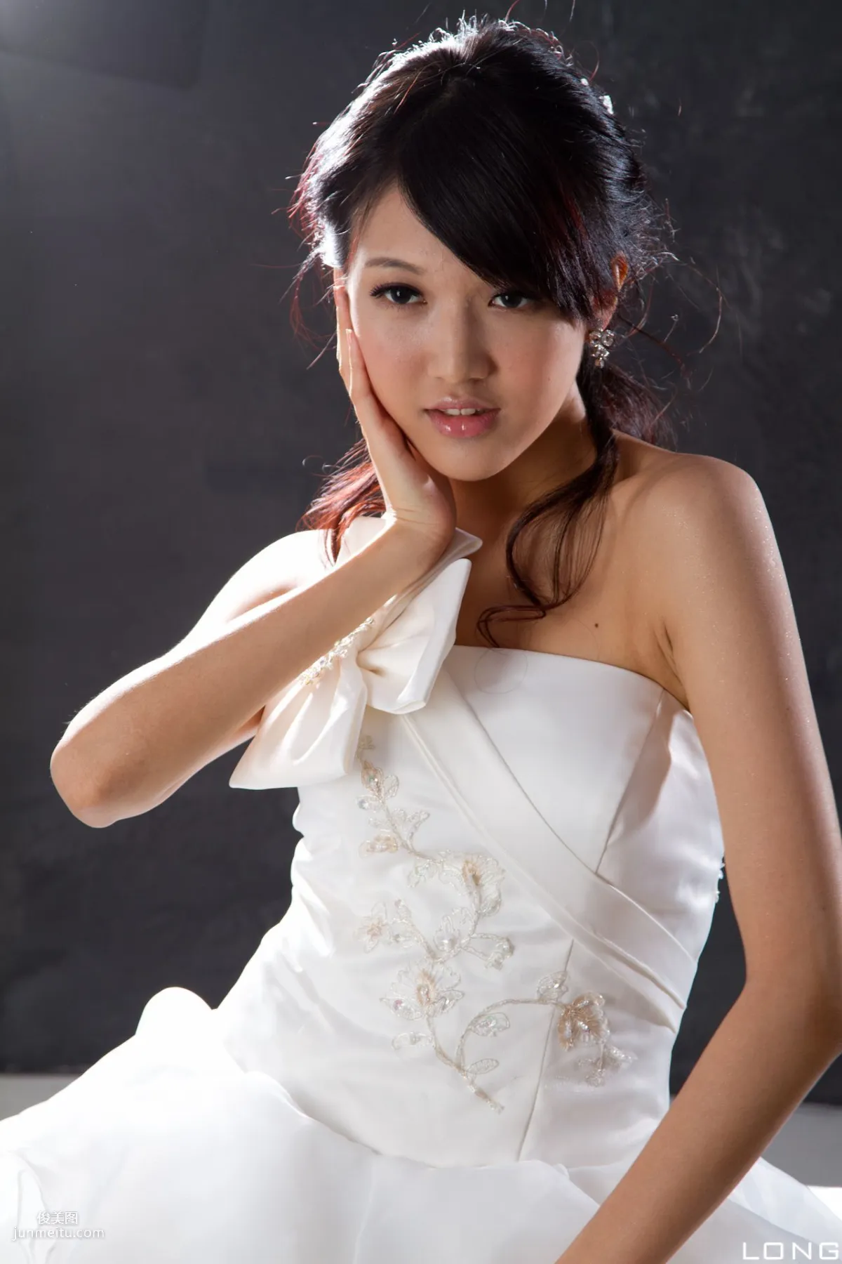 台湾美女模特陈玮廷Jill《婚紗之白》写真集