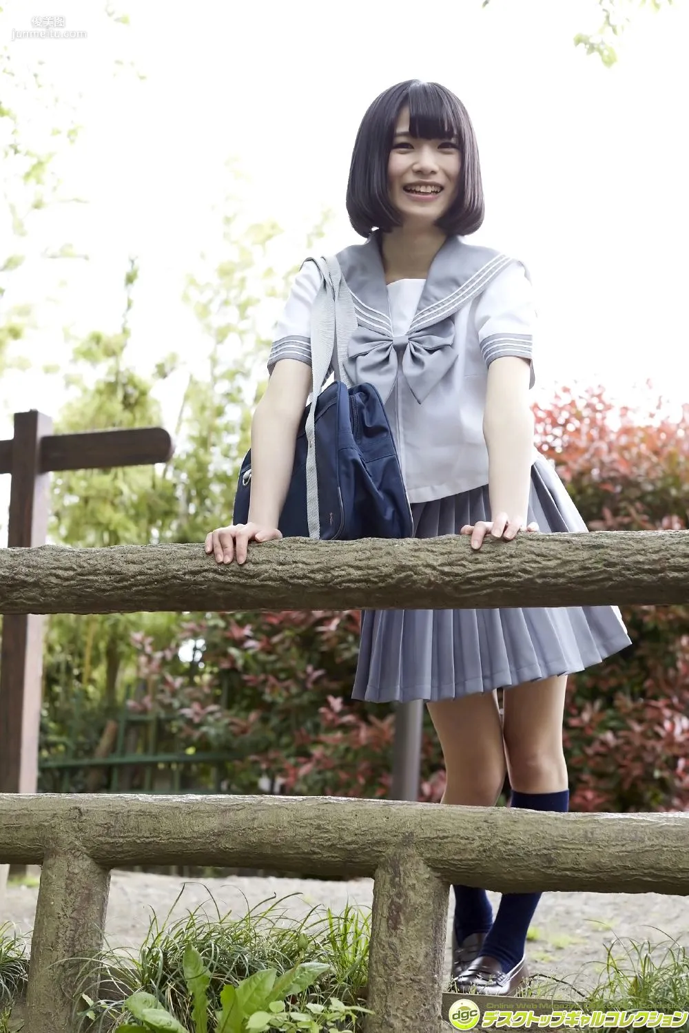 村上りいな《グミとアイドル大好きな美少女の制服物語！》 [DGC] 写真集