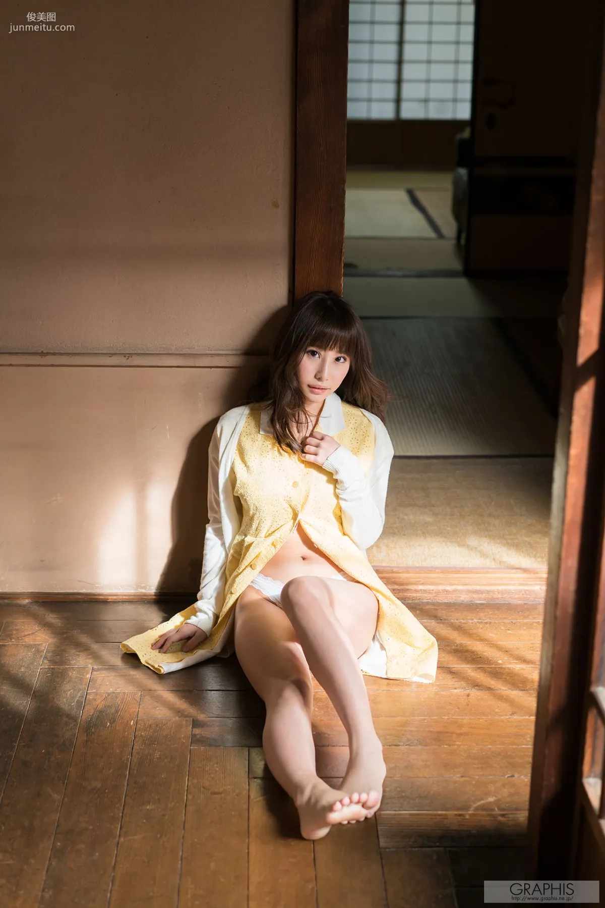 あやみ旬果『Sunbeams leaves』 [Graphis] Gals 写真集