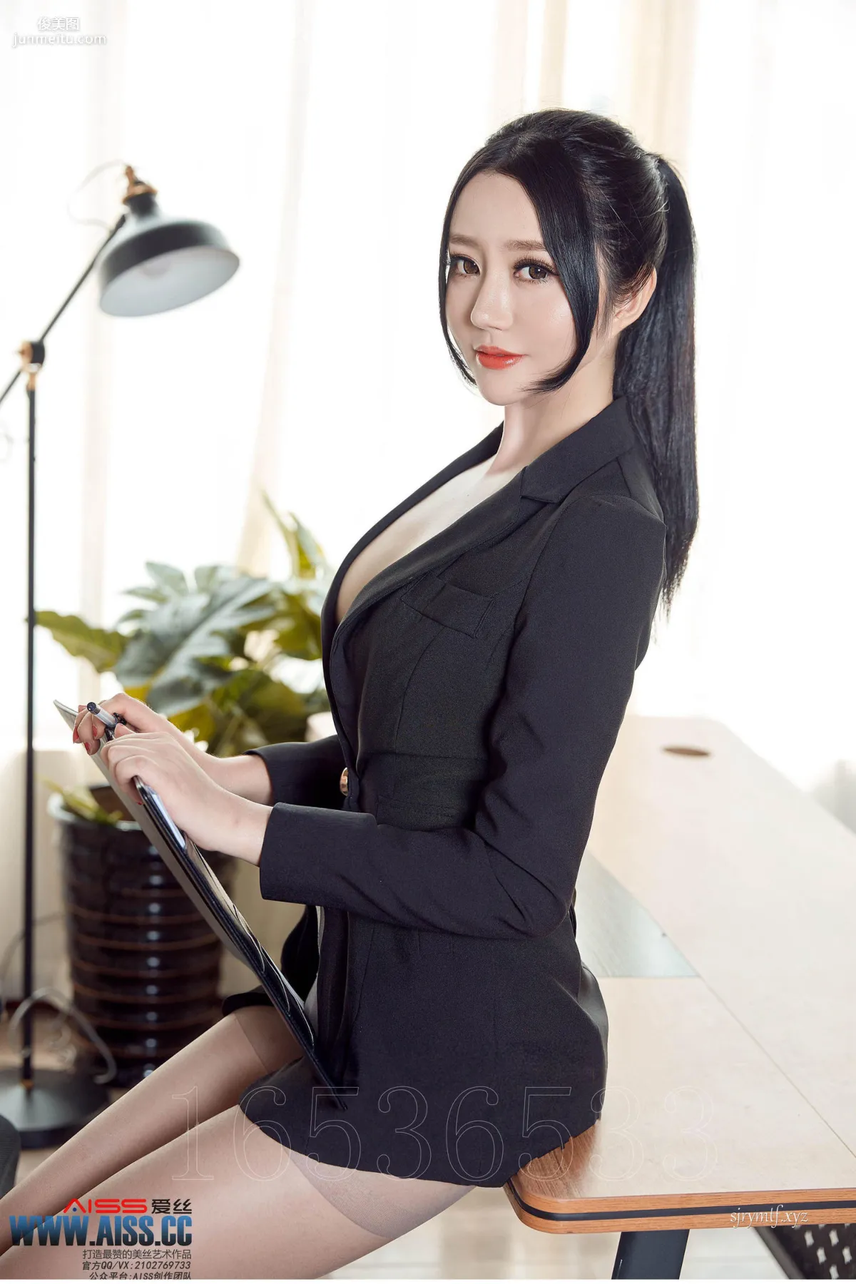 严佳丽《爱穿裤袜的上司》 [AISS爱丝] TR010 写真集