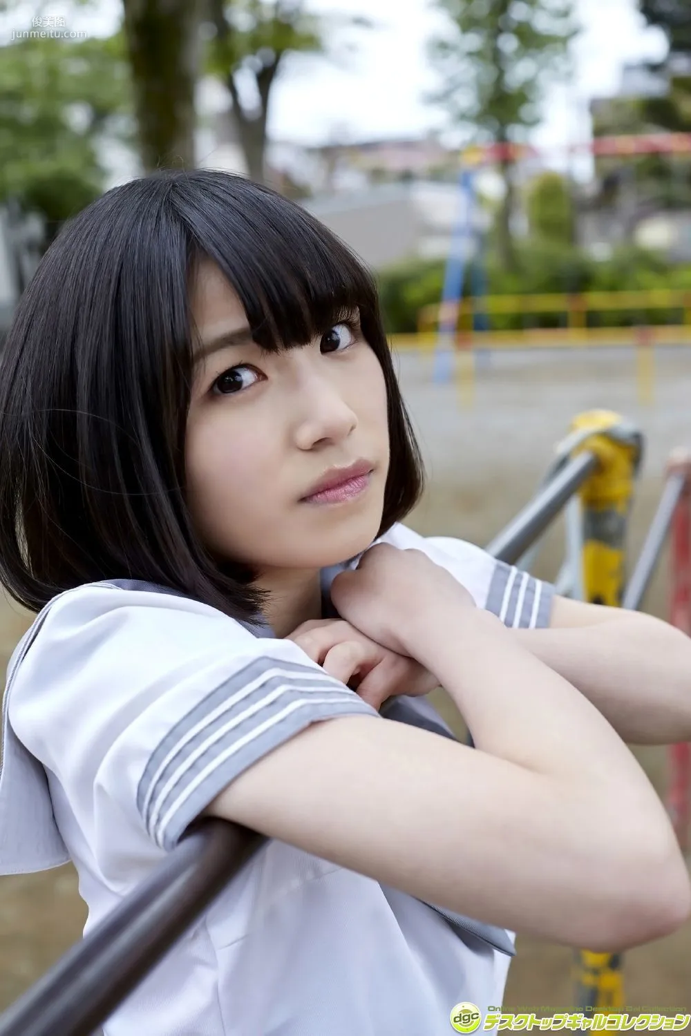 村上りいな《グミとアイドル大好きな美少女の制服物語！》 [DGC] 写真集