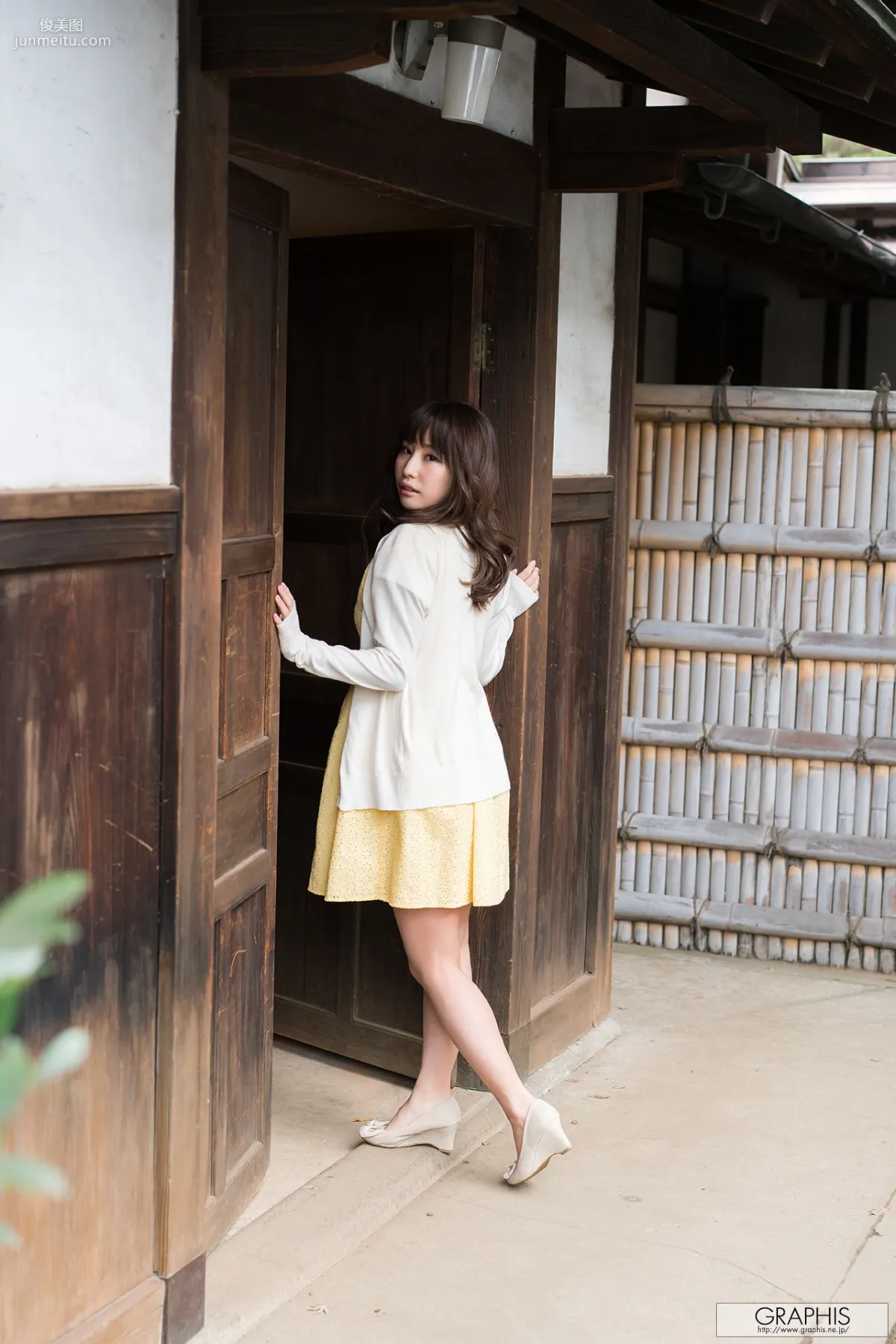 あやみ旬果『Sunbeams leaves』 [Graphis] Gals 写真集
