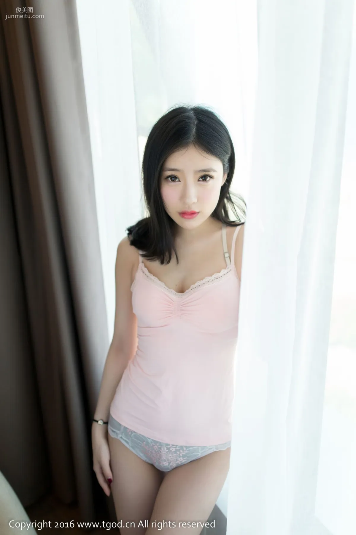 施忆佳KITTY酱《粉色吊带小短裙》 [推女神/尤蜜荟] 写真集