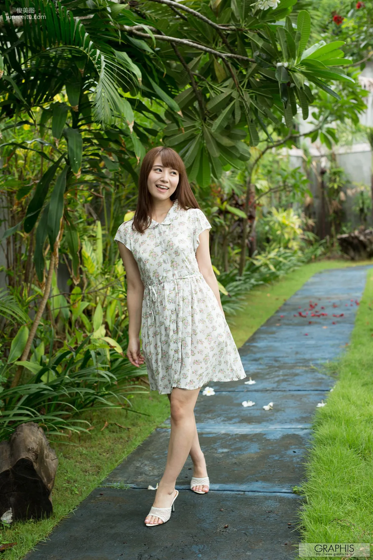 初川みなみ《Ladylike, cute girl!》 [Graphis] Gals 写真集