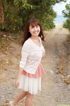 中川朋美《胸元からこぼれ落ちるダイナマイトJカップ》写真集 [DGC] NO.1078