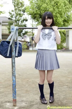 村上りいな《グミとアイドル大好きな美少女の制服物語！》 [DGC] 写真集