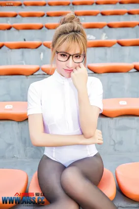 何冉《操場上的直穿少女》 [AISS爱丝] F5026 写真集