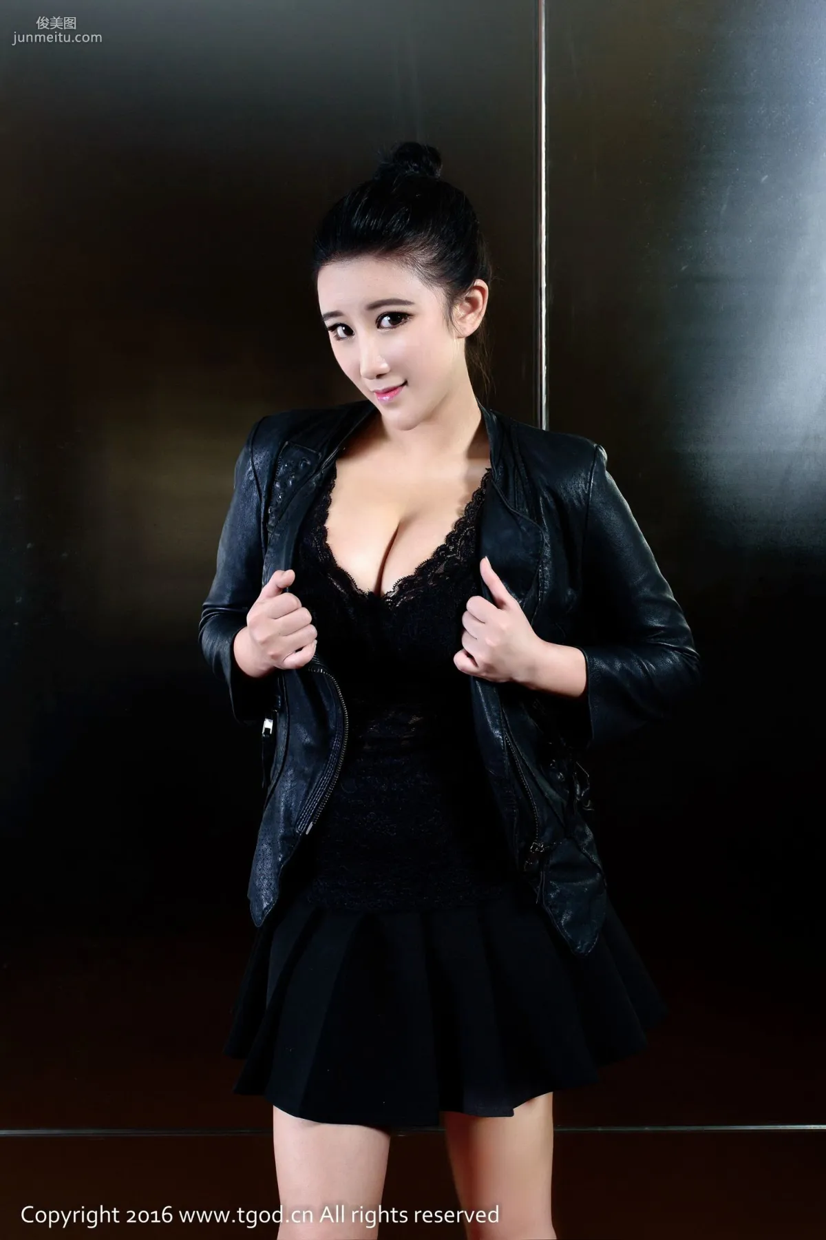 小紫藤《热辣焚身不自主》 [推女神/御女郎] 写真集