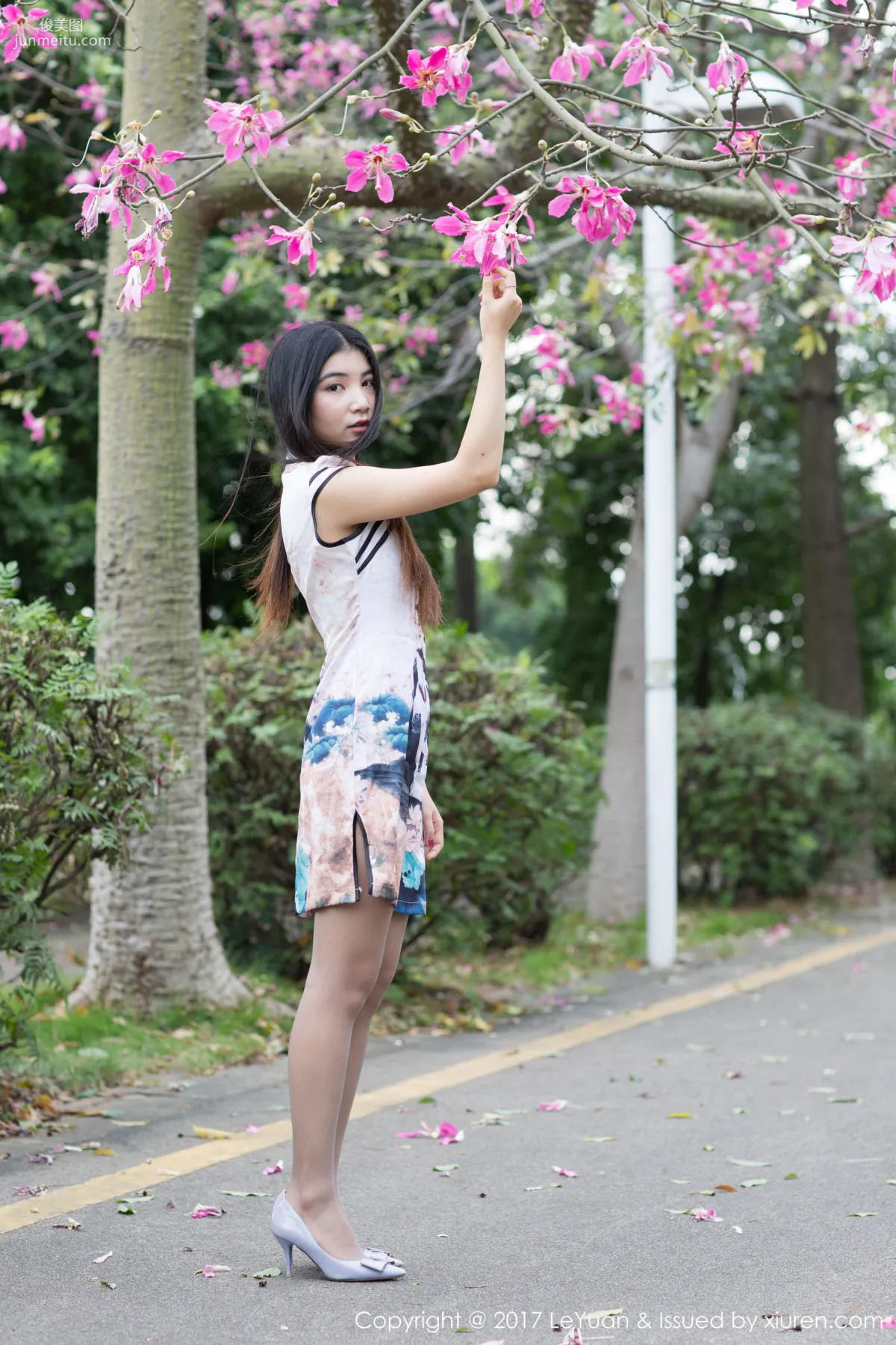 Winki絲女郎《外景和车拍美腿系列》 [星乐园LeYuan] VOL.039 写真集