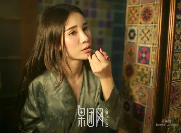 万万《硬朗御姐真空上阵大秀美背，浴缸湿身无比勾魂！》 [果团网Girlt] NO.075 写真集