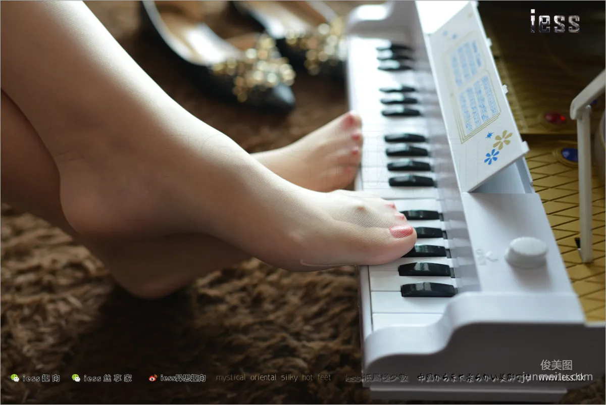 丝足便当138 人妻芳芳 《脚尖下的钢琴鸣奏曲》[IESS异思趣向] 写真集