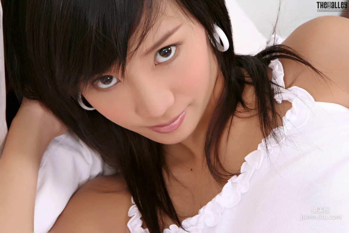 Lolita Cheng《白色小背心》 [The Black Alley] 写真集